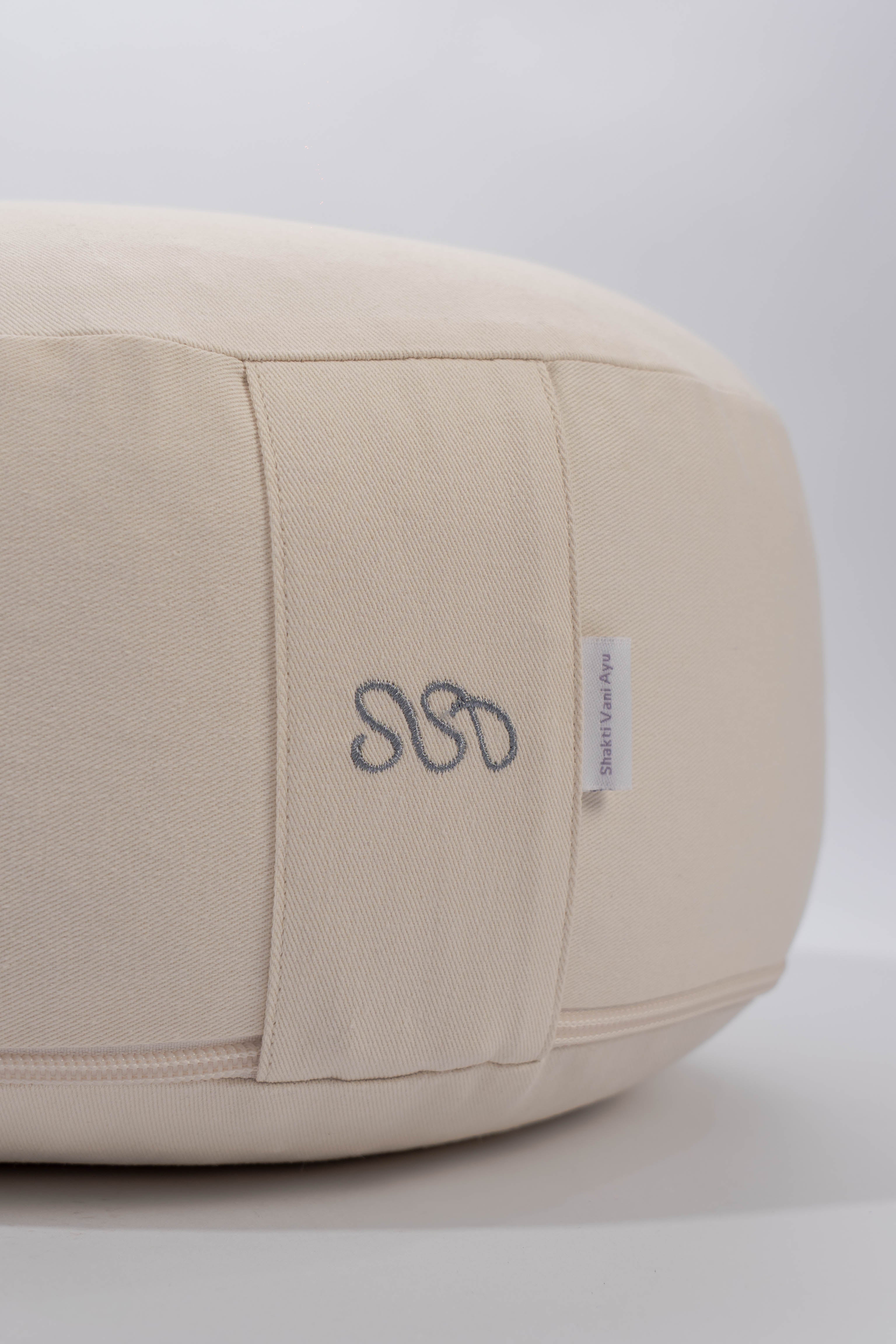 meditationskissen, yoga kissen, yogakissen, yoga sitzkissen, yoga sitzkissen rund, yogakissen rund, yoga meditationskissen, meditation zubehör, yoga zubehör, rundes meditationskissen, bodenkissen meditation, sitzkissen meditation, meditationskissen aus naturmaterialien, meditationskissen ergonomisch, yogakissen mit dinkelspelz, meditationskissen höhenverstellbar, meditationskissen nachhaltig, yoga bodensitzkissen